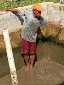 Pengerokan kolam lele